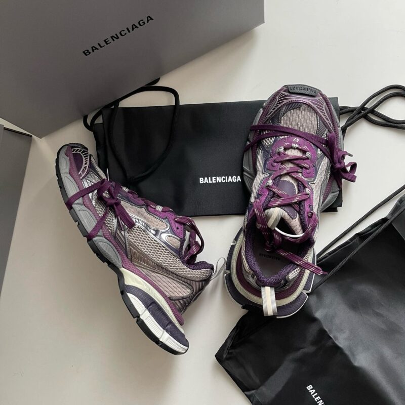 Sneakers Balenciaga colorate con confezione di lusso e dust bag, stile sportivo ed elegante.