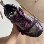 Scarpa da corsa moderna viola e grigia con suola antiscivolo e supporto per alte prestazioni