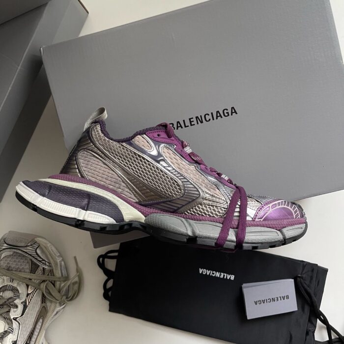 Sneaker Balenciaga colorata con suola antiscivolo e scatola elegante, perfetta per stile e comfort.