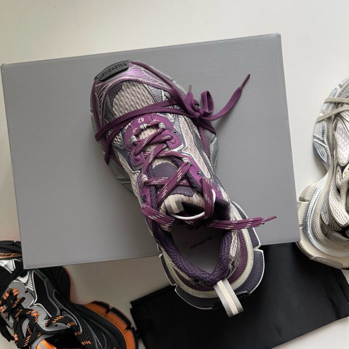 Sneaker colorate e moderne con design versatile, ideale per stile e comfort casuale.
