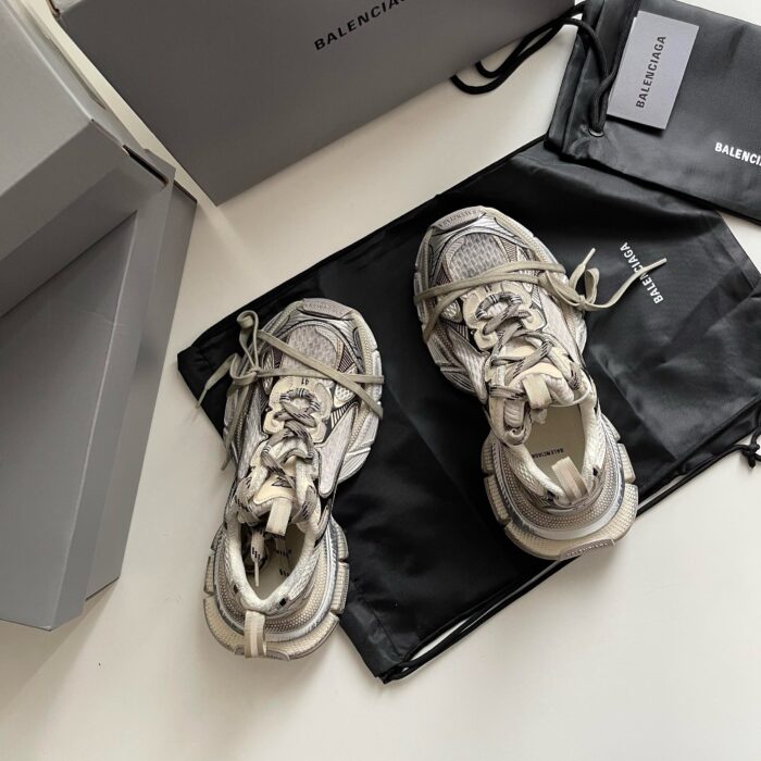 Sneakers di lusso moderni con design chunky, accessori eleganti e packaging esclusivo.