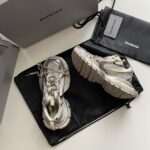 Sneakers Balenciaga di lusso con design moderno e dettagli eleganti, in unatmosfera minimalista.