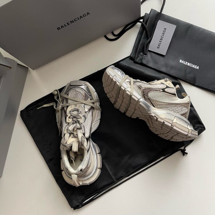 Sneakers Balenciaga di lusso con design moderno e dettagli eleganti, in unatmosfera minimalista.