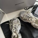 Sneakers Balenciaga stile streetwear con dettagli eleganti e packaging di lusso in ambiente urbano.