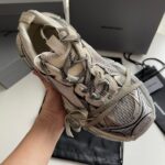 Sneaker grigia di moda con dettagli moderni, comfort e stile sofisticato.