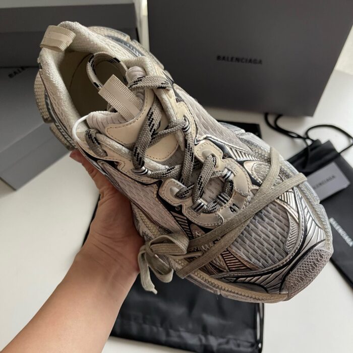 Sneaker grigia di moda con dettagli moderni, comfort e stile sofisticato.