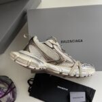 Sneaker Balenciaga moderna con dettagli sofisticati, packaging di lusso, stile streetwear e design innovativo.