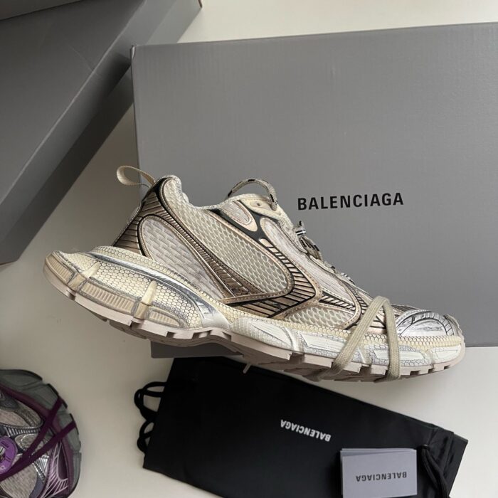 Sneaker Balenciaga moderna con dettagli sofisticati, packaging di lusso, stile streetwear e design innovativo.