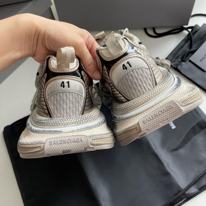Sneakers di lusso grigie con dettagli moderni, tacchi numerati e stile elegante per ogni occasione.