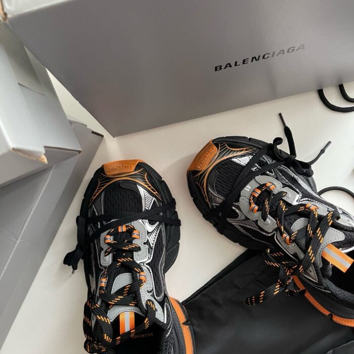 Scarpe Balenciaga sportive moderne con confezione di lusso e dettagli colorati.