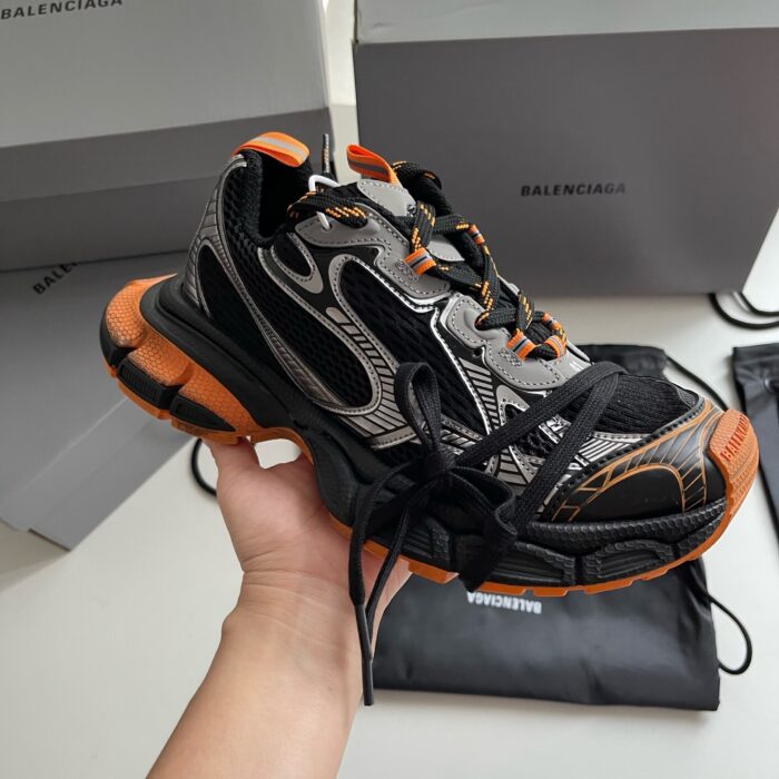 Sneaker Balenciaga di lusso con design moderno, dettagli colorati e materiali premium.