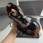 Sneaker Balenciaga sportiva e di lusso con dettagli vibranti e design moderno.