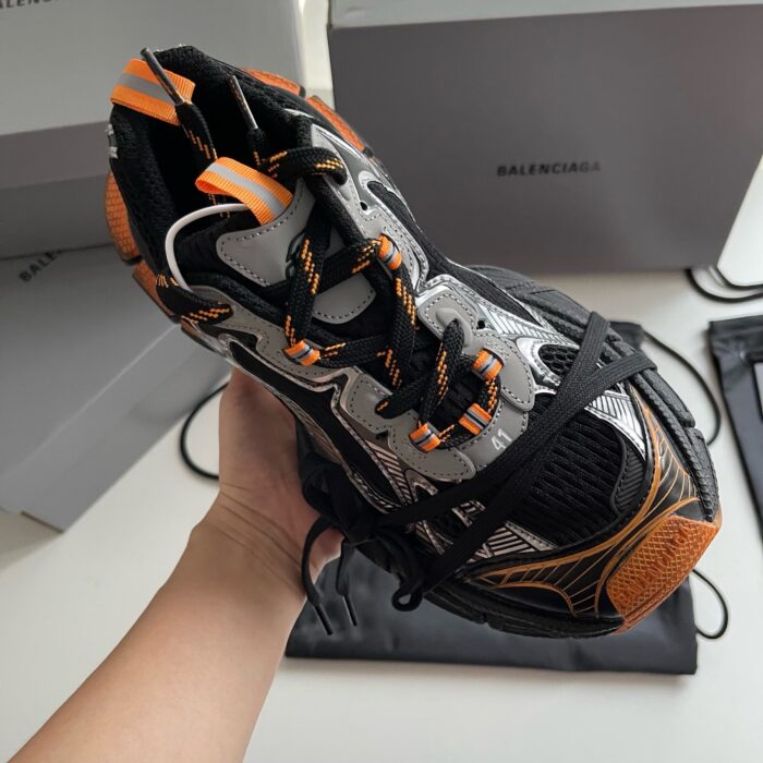 Sneaker Balenciaga sportiva e di lusso con dettagli vibranti e design moderno.