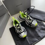 Scarpe Balenciaga Neon Green con packaging minimalista, stile moderno e design trendy.