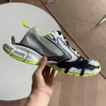 Scarpa da corsa moderna bianca con dettagli neon gialli, supporto, grip e comfort elevato.