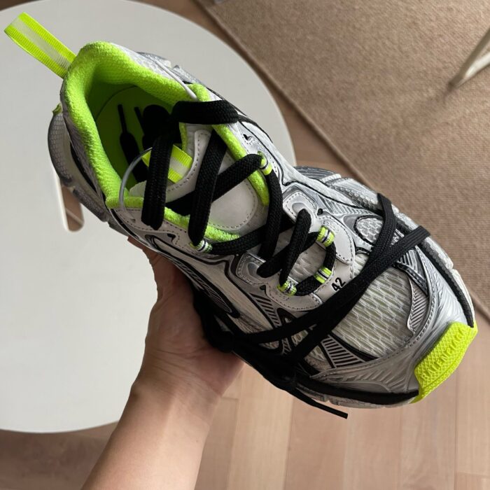 Scarpa da corsa moderna con dettagli neon verde, design ergonomico e tomaia traspirante.