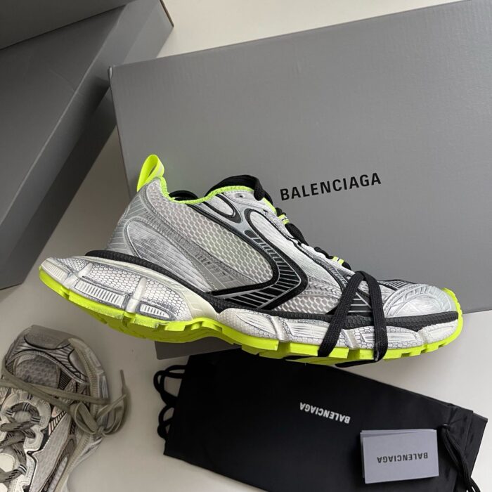 Scarpe Balenciaga sportive in argento con dettagli neon green, design moderno e stile urbano.