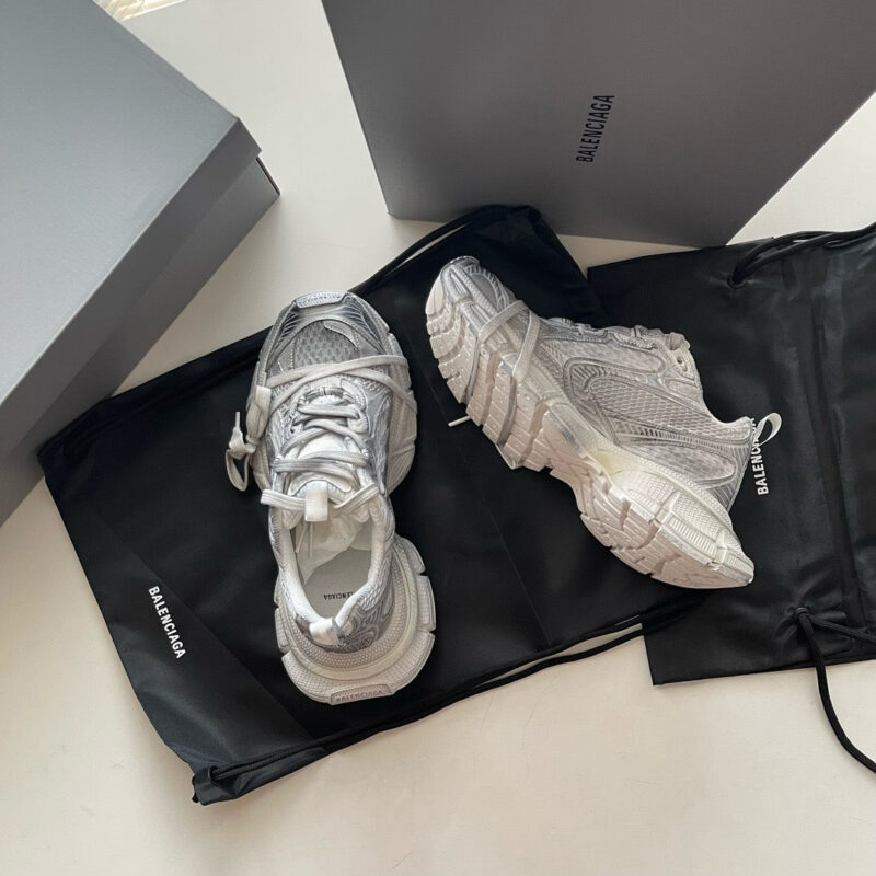 Sneakers di design premium con borsa e scatole moderne, stile e comfort per appassionati di moda.