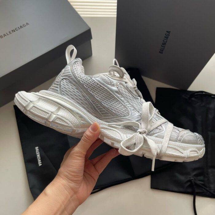 Sneaker di lusso bianca con design innovativo, suoni di alta qualità e stile contemporaneo.