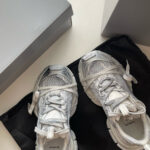 Sneaker moderne bianche con custodia nera e scatole eleganti, stile e funzionalità per appassionati di fashion.