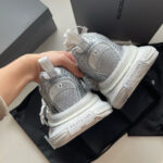 Sneaker grigia moderna, comfort e stile, taglia 42, con scatola elegante e dettagli raffinati.