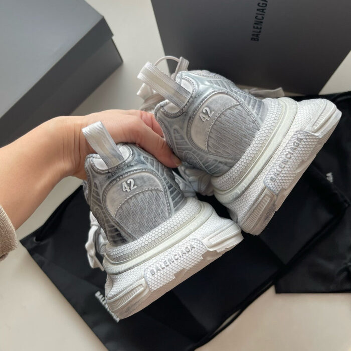 Sneaker grigia moderna, comfort e stile, taglia 42, con scatola elegante e dettagli raffinati.
