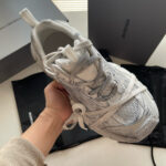 Sneaker moderna grigia, dettagli innovativi e design elegante, ideale per stile e comfort quotidiano.