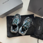 Sneaker Balenciaga di lusso con scatole e dust bag eleganti, stile moderno e di alta moda.