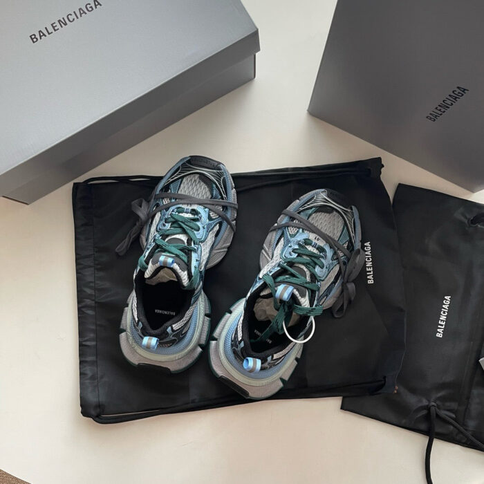 Sneaker Balenciaga di lusso con scatole e dust bag eleganti, stile moderno e di alta moda.