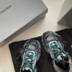 Sneakers Balenciaga di lusso con scatole eleganti e borsa nera, stile moda e high-end.