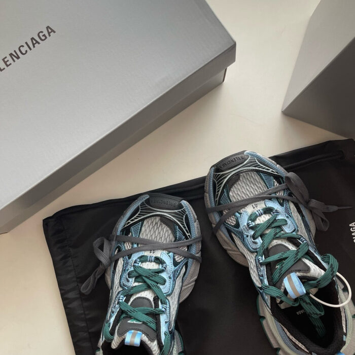 Sneakers Balenciaga di lusso con scatole eleganti e borsa nera, stile moda e high-end.