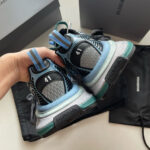 Scarpe sportive nere e blu con design moderno, supporto ergonomico e dettagli eleganti, ideali per sport e casual.
