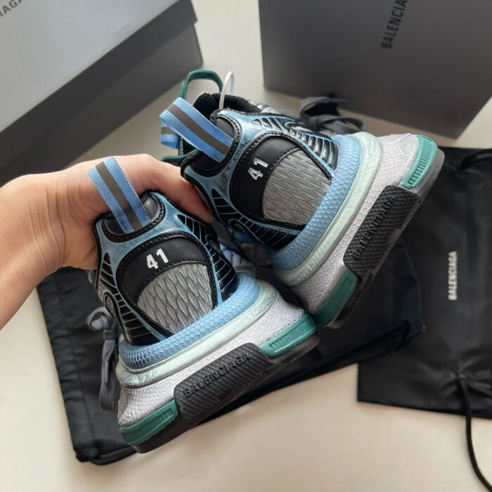 Scarpe sportive nere e blu con design moderno, supporto ergonomico e dettagli eleganti, ideali per sport e casual.