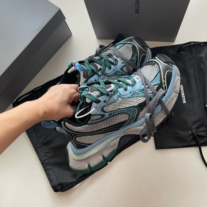 Sneakers sportive moderne con dettagli colorati, comfort, stile contemporaneo e praticità per lo stile di vita attivo.