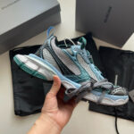 Sneaker Balenciaga moderna di lusso con design innovativo e packaging elegante.