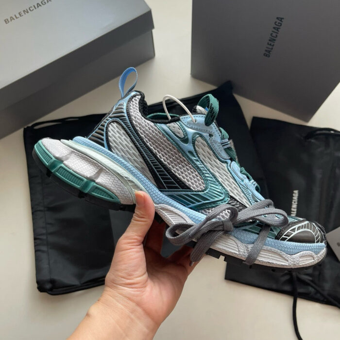 Sneaker Balenciaga moderna di lusso con design innovativo e packaging elegante.