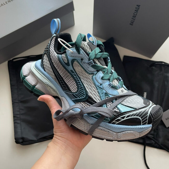 Sneaker moderna con dettagli vibranti, design premium e materiali traspiranti in blu e nero.