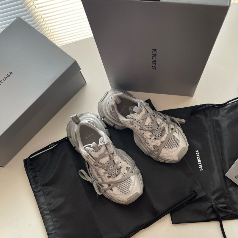 Scarpe Balenciaga Sneakers di lusso con packaging elegante e dust bag, stile moderno e raffinato.