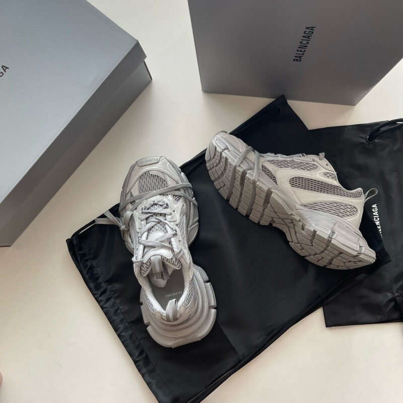 Sneakers da designer in taupe con packaging minimalista e dettagli eleganti, perfette per uno stile raffinato.