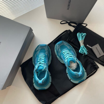 Sneaker blu vibrante, confezione di lusso, lacci extra e accessories eleganti per stile e comfort.