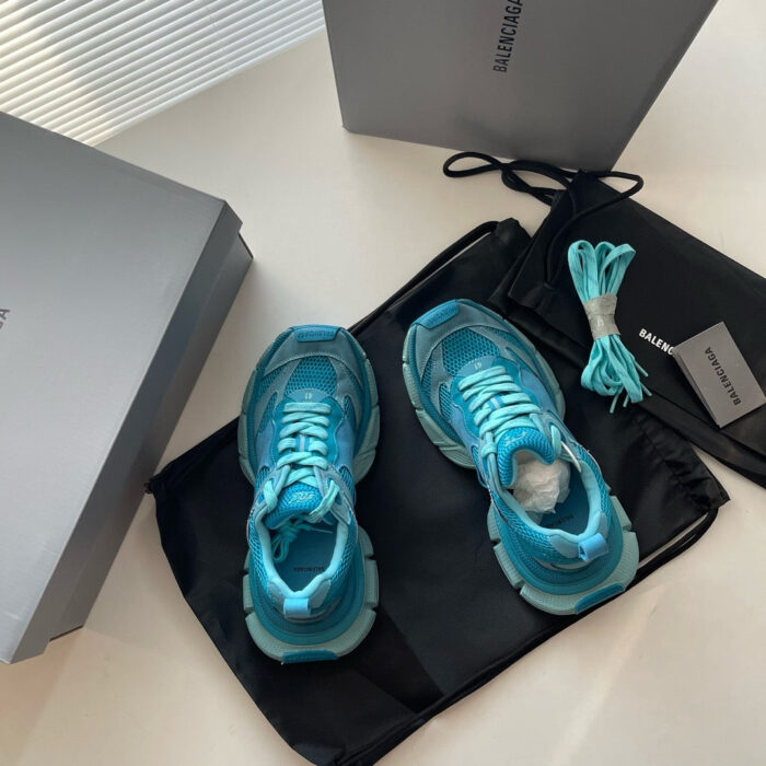 Sneaker blu vibrante, confezione di lusso, lacci extra e accessories eleganti per stile e comfort.
