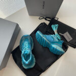 Sneakers blu di lusso con scatole eleganti e lacci coordinati, stile moderno e fashion esclusivo.
