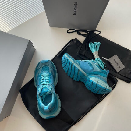 Sneakers blu di lusso con scatole eleganti e lacci coordinati, stile moderno e fashion esclusivo.