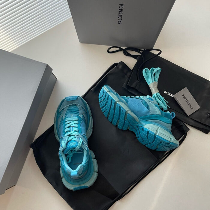 Sneakers blu di lusso con scatole eleganti e lacci coordinati, stile moderno e fashion esclusivo.