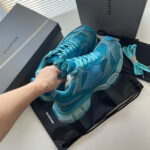 Sneakers blu di lusso, confezione elegante e dettagli curati, stile moderno e sofisticato.