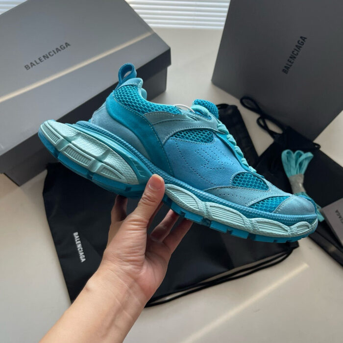 Sneaker Balenciaga Aqua Blue di lusso con packaging elegante e dettagli moderni.