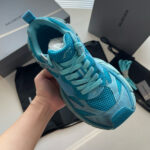 Sneaker blu moderna con dettagli premium, design sportivo e comfort elevato per ogni stile di vita.