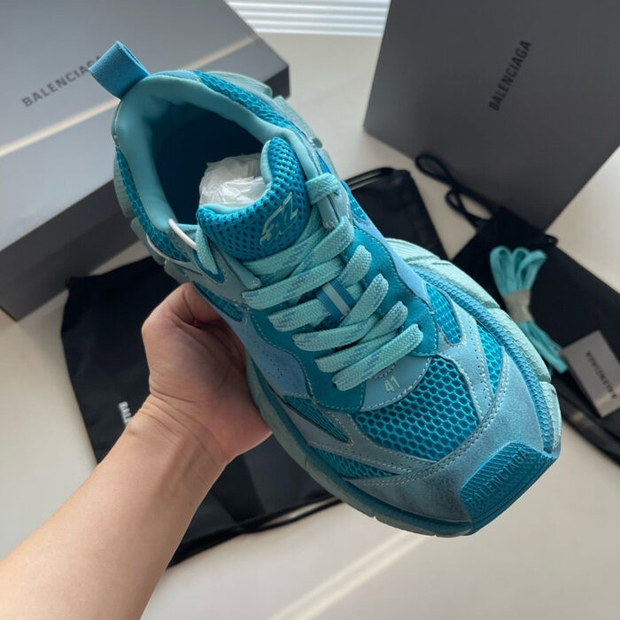 Sneaker blu moderna con dettagli premium, design sportivo e comfort elevato per ogni stile di vita.