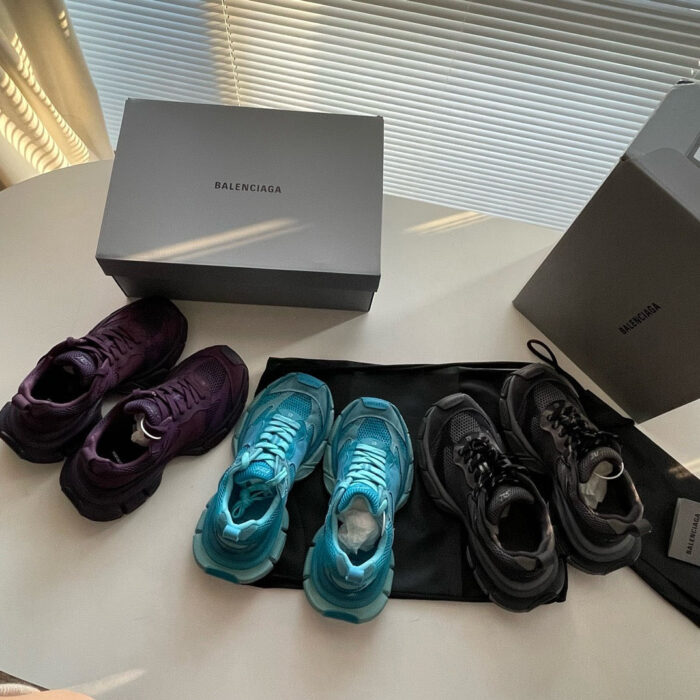 Sneaker di lusso Balenciaga con scatola elegante e dust bag, stile moderno e distintivo.