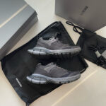 Sneakers di design con confezione di lusso, accessori eleganti e stile moderno raffinato.